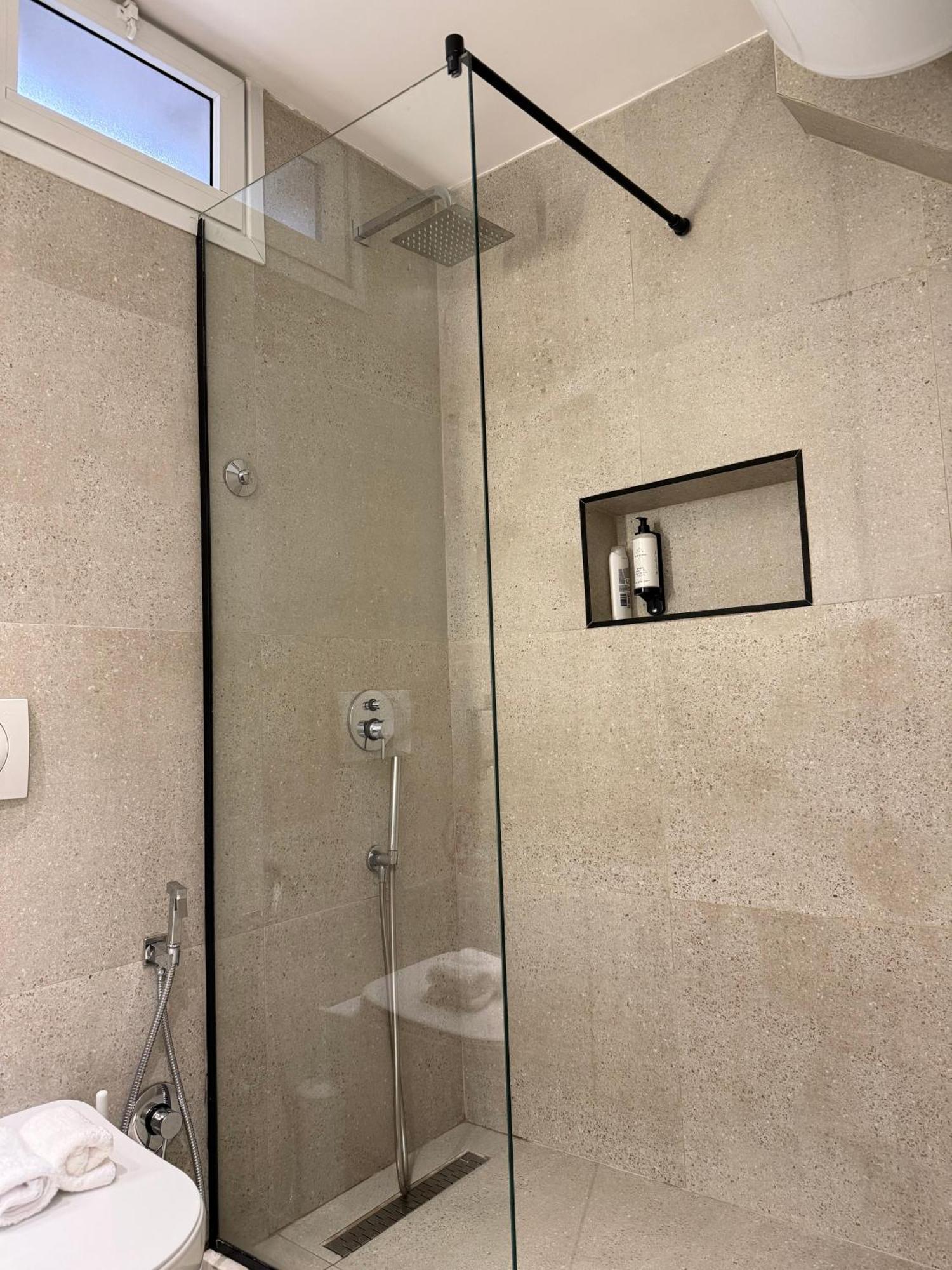 4seasonsgea ,cozy Centre Ac+ba+wifi * Tirana
